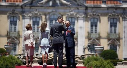 Los reyes de Espa&ntilde;a y el presidente de Portugal y su esposa, en los jardines del palacio de Queluz.