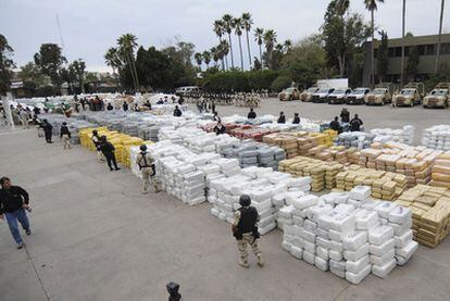 Miembros de la policía custodian las 105 toneladas de marihuana decomisadas el lunes en Tijuana.