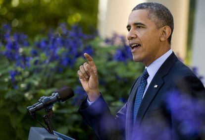 US President Barack Obama speaks about the Affordable Care Act, the new healthcare laws, alongside healthcare professionals and people affected by the new legislation, in the Rose Garden of the White House in Washington on October 21, 2013.    AFP PHOTO / Saul LOEB