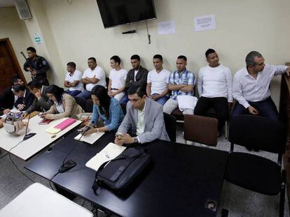 Los detenidos acusados del asesinato en la sala de audiencias en Tegucigalpa. En vídeo, declaraciones de familiares de Berta Cáceres.