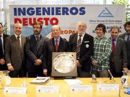 Organizadores y patrocinadores de la regata Ingenieros-Deusto posan este martes con el trofeo que acreditar&aacute; al vencedor. 