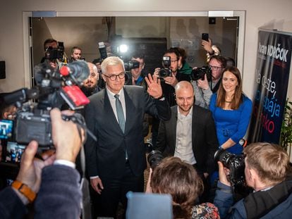 El candidato a la presidencia eslovaca Ivan Korcok llega a su sede electoral en Bratislava tras el cierre de urnas, el 23 de marzo.