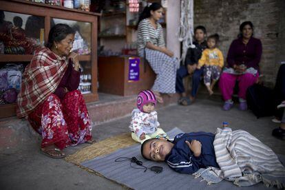 La familia de Basudev regenta una pequeña tienda. Como es una buena construcción, no se cayó con el terremoto, pero no deja muchos ingresos. El joven es beneficiario de las ayudas a la dependencia del Gobierno de Nepal y de un apoyo económico por parte de Unicef.