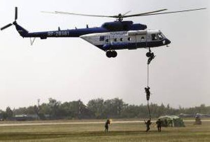 En la imagen, un helicóptero ruso de la policía Mi-8AMP durante la exhibición aérea en la localidad de Zhukovski. EFE/Archivo