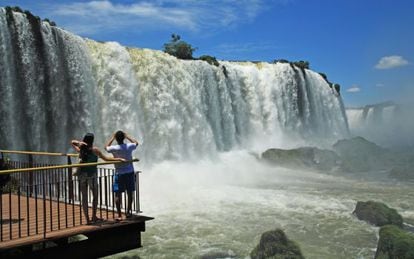 Las cataratas del Iguazú, vistas desde el parque nacional brasileño.