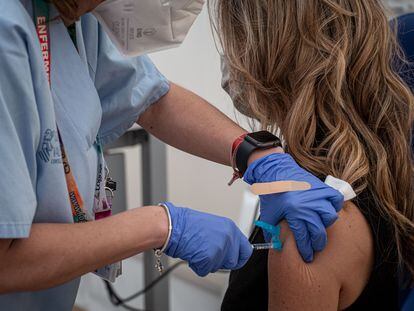 Una enfermera administra una dosis de la vacuna contra el coronavirus, el pasado marzo en Valencia.