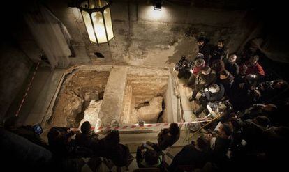 Los restos del baptisterio visigodo descubiertos en Sant Just, durante su presentaci&oacute;n a los medios ayer.