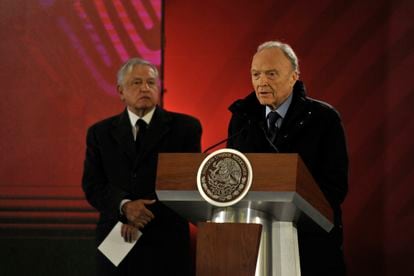 El fiscal Alejandro Gertz Manero en una conferencia matutina con el presidente de México en 2019.