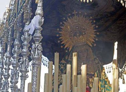 La procesión de la Virgen de la Esperanza en Granada salió la pasada Semana Santa con un lazo blanco en contra del aborto.