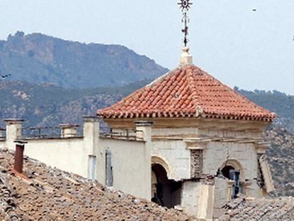 Campanario destrozado de una de las iglesias de Lorca que han quedado seriamente dañadas por los efectos del terremoto.