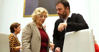 Manuela Carmena con el edil Nacho Murgui. 