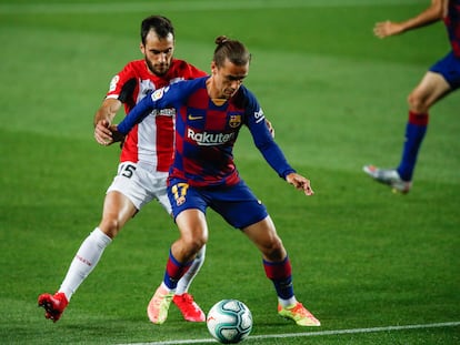 Griezmann protege la pelota ante Leuke la semana pasada en el Camp Nou.