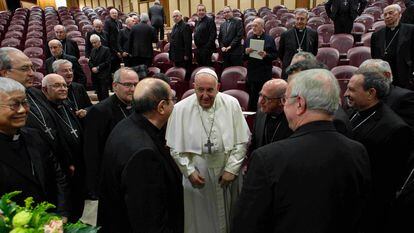 El papa Francisco junto a los obispos de la Conferencia Episcopal Española, este martes en el Vaticano.
