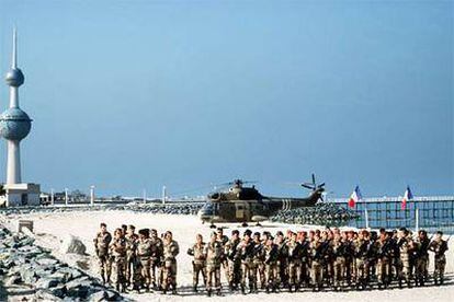 Soldados franceses se preparan para intervenir en la operación Tormenta del Desierto, de 1991, en Kuwait.