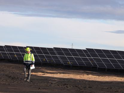 Un trabajador durante una de las fases de construcción de Sedeis, el parque fotovoltaico que Endesa desarrollará en el perímetro de la antigua central de Andorra.