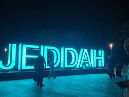Luminoso en la Corniche, el paseo marítimo de la ciudad de Yedda, con el nombre en su transcripción inglesa. En vídeo, declaraciones el pasado 23 de enero del presidente de la Autoridad General saudí del Entretenimiento.