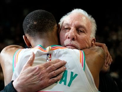 Gregg Popovich se abraza con Dejounte Murray para celebrar su récord de victorias en la NBA.
