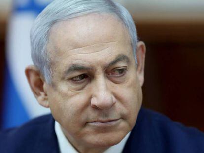 Benjamin Netanyahu durante la reunión semanal de gabinete en Jerusalén. En vídeo, el primer ministro Israelí promueve una ley para grabar en las mesas de votación.