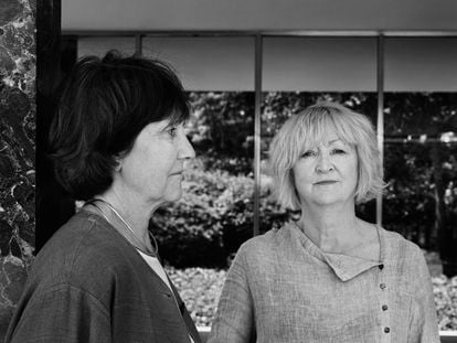 Las arquitectas Yvonne Farrell, a la derecha, y Shelley McNamara, fotografiadas en pabellón Mies Van Der Rohe de Barcelona en mayo de 2022. 