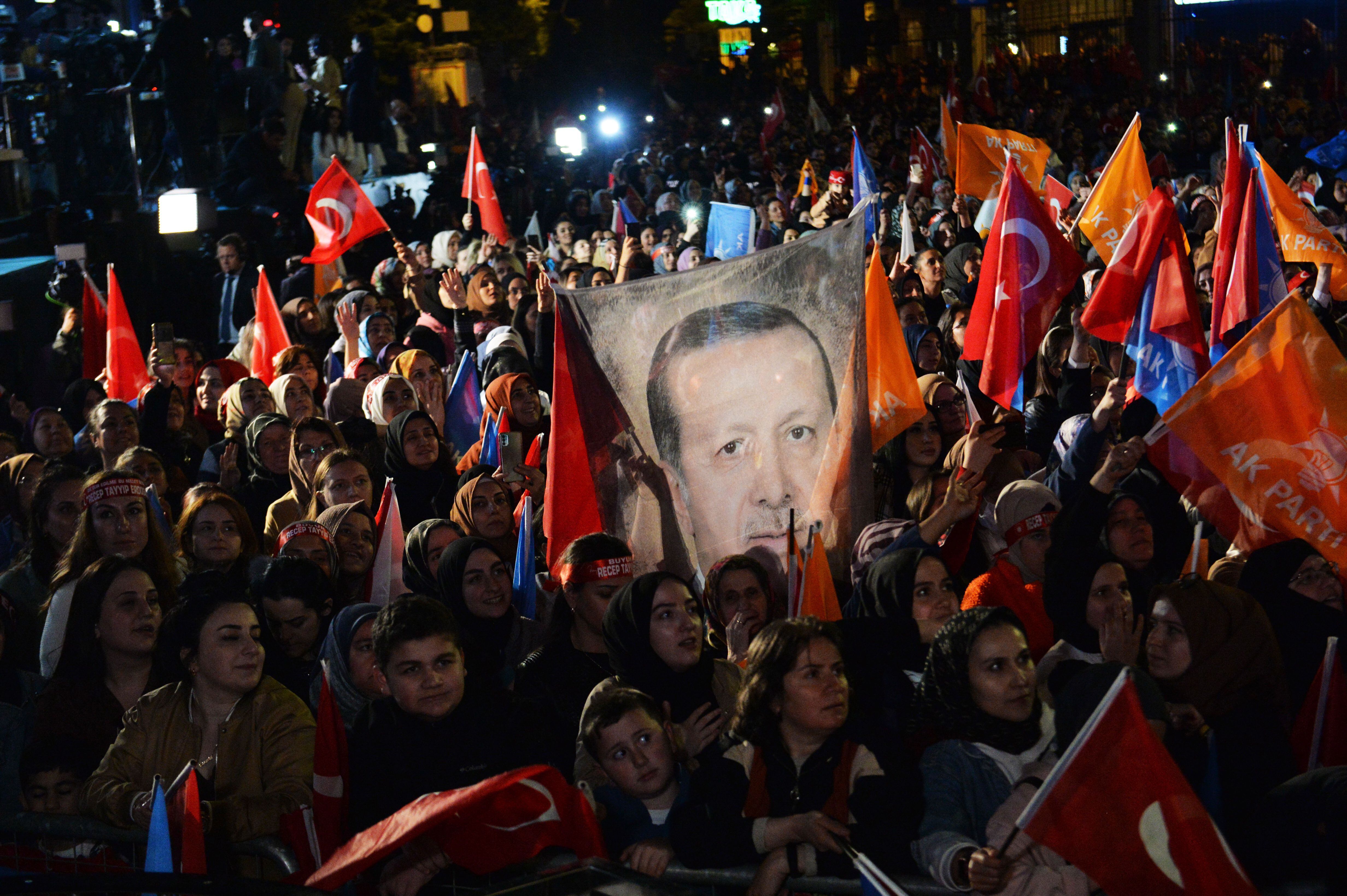 Decenas de seguidores del presidente turco, Recep Tayyip Erdogan,  celebran los resultados electorales en Ankara, este lunes.