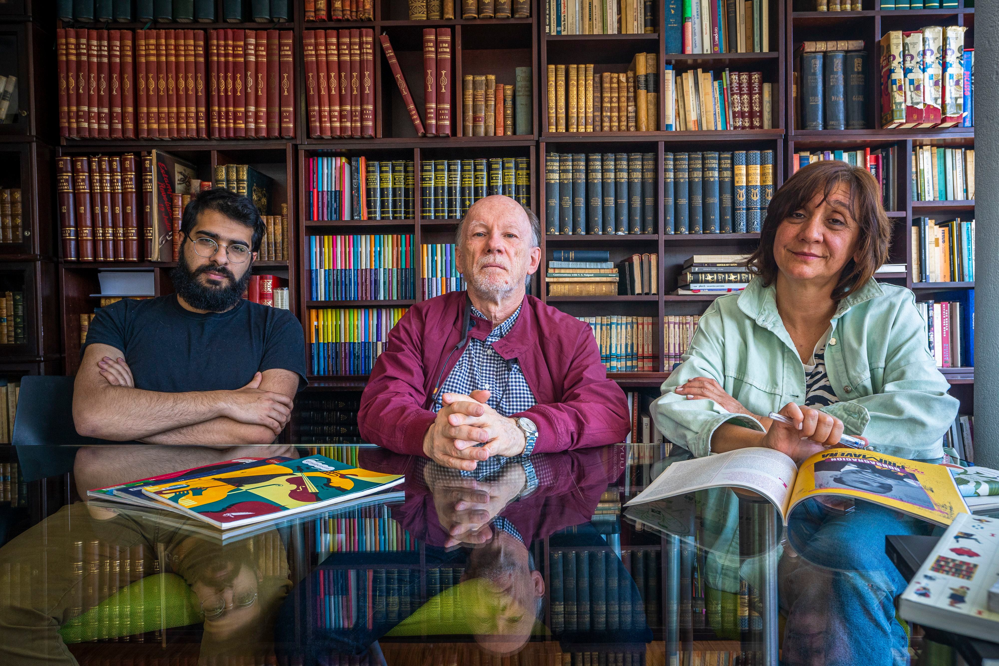 De izquierda a derecha, Santiago Erazo, Andrés Hoyos y Diana Castro posan para un retrato en la redacción de El Malpensante en Bogotá, el 16 de diciembre de 2022.