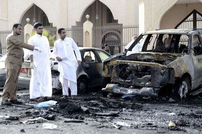 Fuerzas de seguridad y forenses saud&iacute;es inspeccionan el lugar del atentado, este viernes en Dammam.