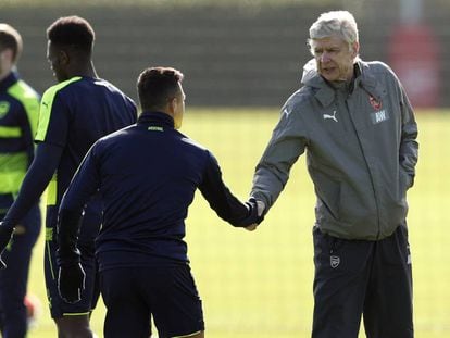 Wenger saluda a Alexis S&aacute;nchez antes del &uacute;ltimo entrenamiento del Arsenal en London Colney.