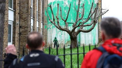 La gente observaba el lunes la nueva obra del artista callejero Banksy, en el barrio londinense de Islington.