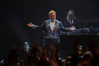 Elton John saludaba al público que acudió a su último concierto, en Estocolmo.