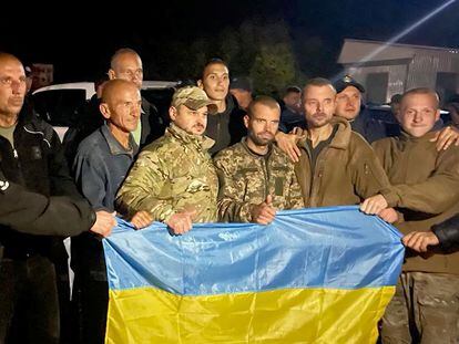 A screen grab from a handout video shows prisoners of war released from Russian captivity, amid Russia's attack on Ukraine, in Chernihiv region, Ukraine. Video released on September 22, 2022./Handout via REUTERS    THIS IMAGE HAS BEEN SUPPLIED BY A THIRD PARTY. MANDATORY CREDIT