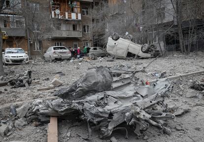 Daños causados por un ataque contra Jarkov, en el este de Ucrania, donde hay barrios bajo el bombardeo constante de Rusia.