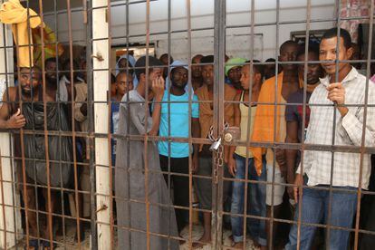 Un grupo de refugiados en un centro de detención improvisado en las afueras de Misrata (Libia) el 16 de octubre de 2015. Aproximadamente 1.500 personas procedentes de Egipto, Pakistán, Bangladés, Marruecos, Sudán, Ghana, Gambia, Chad, Argelia, Níger, Nigeria y Mali llevaban cinco meses viviendo en centros de detención tras ser capturados por funcionarios libios cuando se dirigían a países europeos.