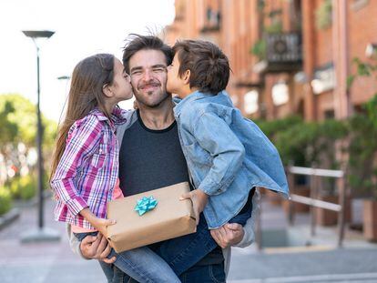 Lo habitual es que los niños pequeños regalen a su padre algo personalizado y creado por ellos mismos.