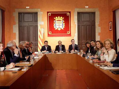 El presidente de la Generalitat, Quim Torra (c),preside la reunión del Govern celebrada en Manresa.