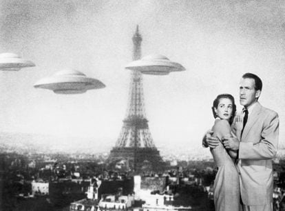 Hugh Marlowe y Joan Taylor rodeados por ovnis en la película 'La Tierra contra los platillos voladores' (1956).