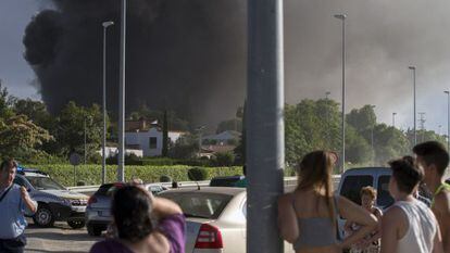 Las dos urbanizaciones m&aacute;s cercanas a la f&aacute;brica de aceite del Grupo Ybarra en Dos Hermanas (Sevilla) han sido desalojadas como consecuencia del incendio.