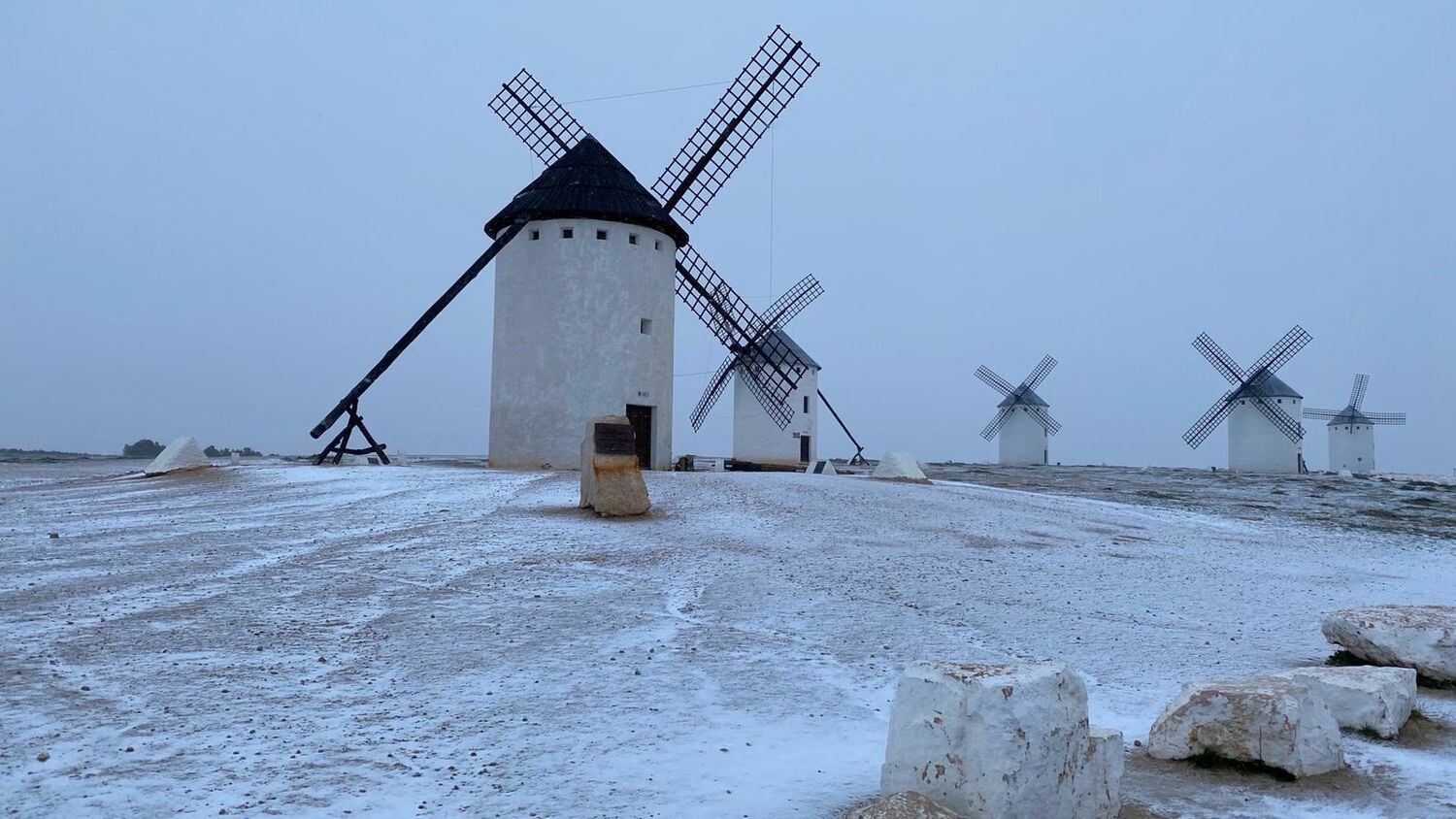 Molinos manchegos bajo la nieve, en una imagen de archivo.