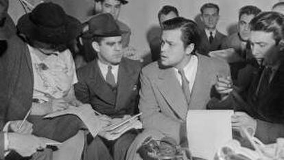 Fotografía facilitada por TVE que muestra al actor y director Orson Welles durante la rueda de prensa que ofreció el 31 de octubre de 1938 para explicar la emisión de "La guerra de los mundos". EFE/Archivo