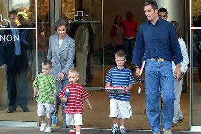 La reina Sofía, a su salida de la clínica, junto a Iñaki Urdangarín y sus tres hijos.