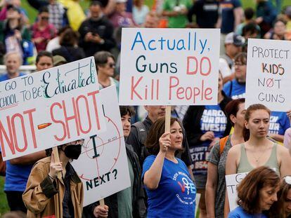 Manifestantes durante una marcha a favor de un mayor control de armas en Estados Unidos, el pasado 12 de junio en Washington.