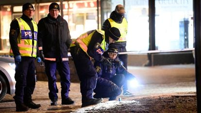 Agentes de policía de Suecia, en la zona donde se ha producido el ataque, este miércoles en Vetlanda (Suecia).