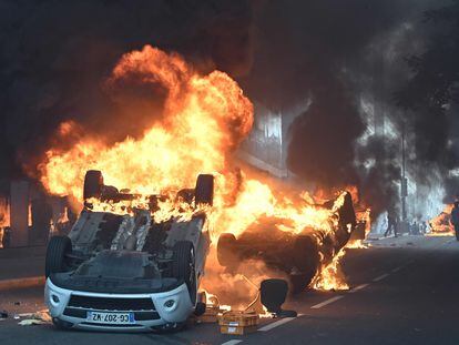 Unos vehículos ardían el jueves en Nanterre.