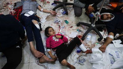 Varios palestinos heridos, este martes en el Hospital Nasser de Gaza.
