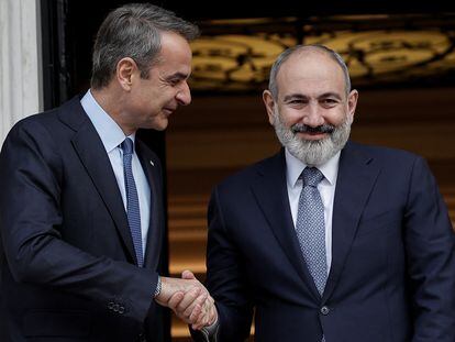 El primer ministro griego, Kyriakos Mitsotakis (a la izquierda), recibía a Nikol Pashinián, el 27 de febrero en Atenas.
