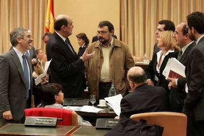 Ignacio Astarloa (segundo por la izquierda) conversa con los diputados de la comisión del 11-M minutos antes de su comparecencia.