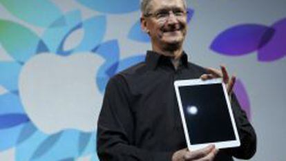 El consejero delegado de Apple, Tim Cook, con la nueva iPad Air.