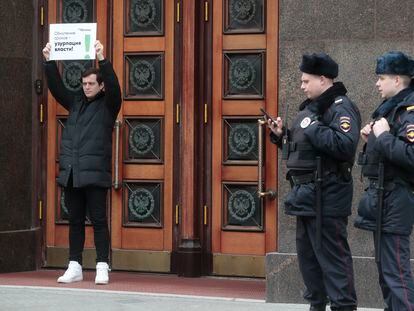 Un activista hace un 'piquete solitario' a las puertas de la Duma para protestar contra la reforma de la Constitución, este miércoles en Moscú.