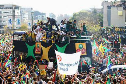 Miles de seguidores acompañan a los jugadores sudafricanos por  las calles de Johanesburgo.