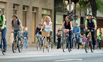 Ciclistas en su camino al trabajo.