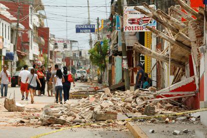 Vecinos de la localidad de Juchitán caminan por una calle afectada por el terremoto.